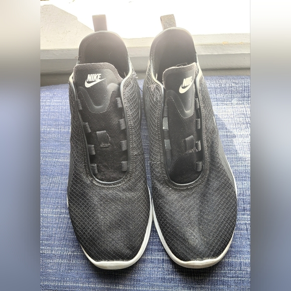 Men's size 10 Nike Air Max Motion 2 black and white barely worn no shoestrings - Picture 2 of 9